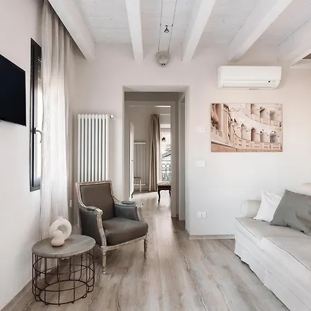 Opera Apartment *