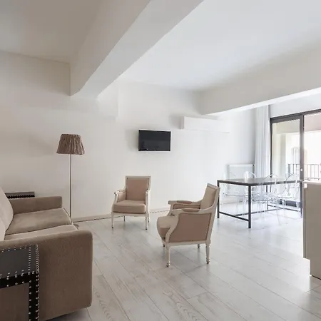 Opera Apartment *